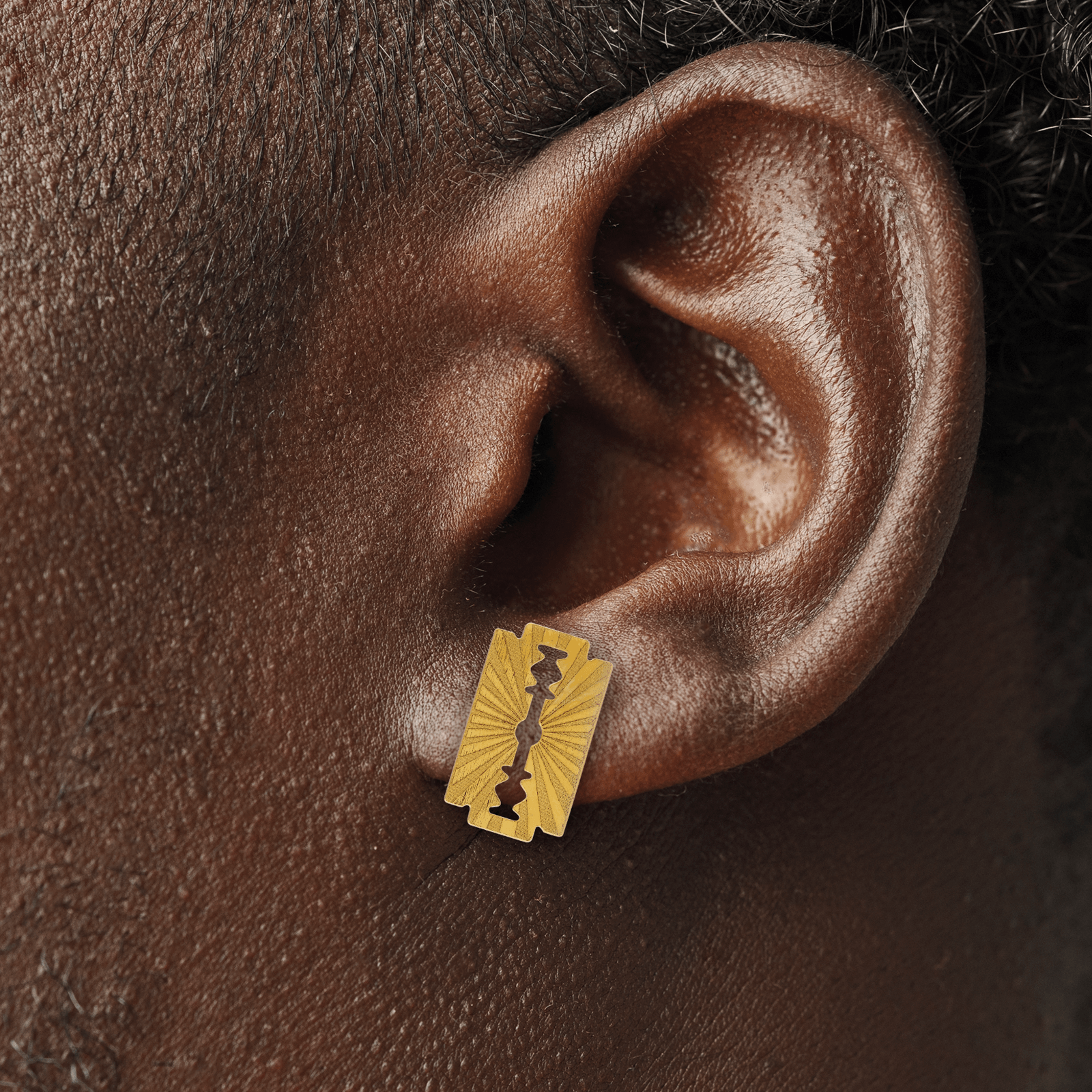 boucles d’oreilles en plaqué or au design lame grand modèle. fermoir poussette pour un maintien confortable quotidien.
