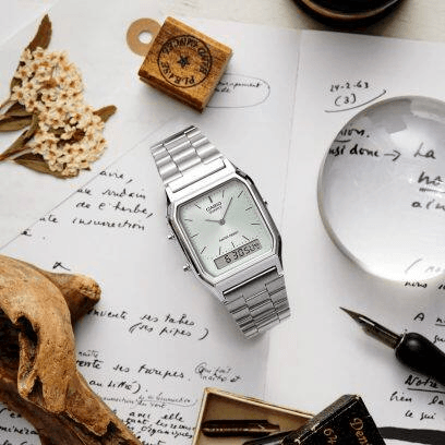 Montre casio analogique + une fenêtre numérique