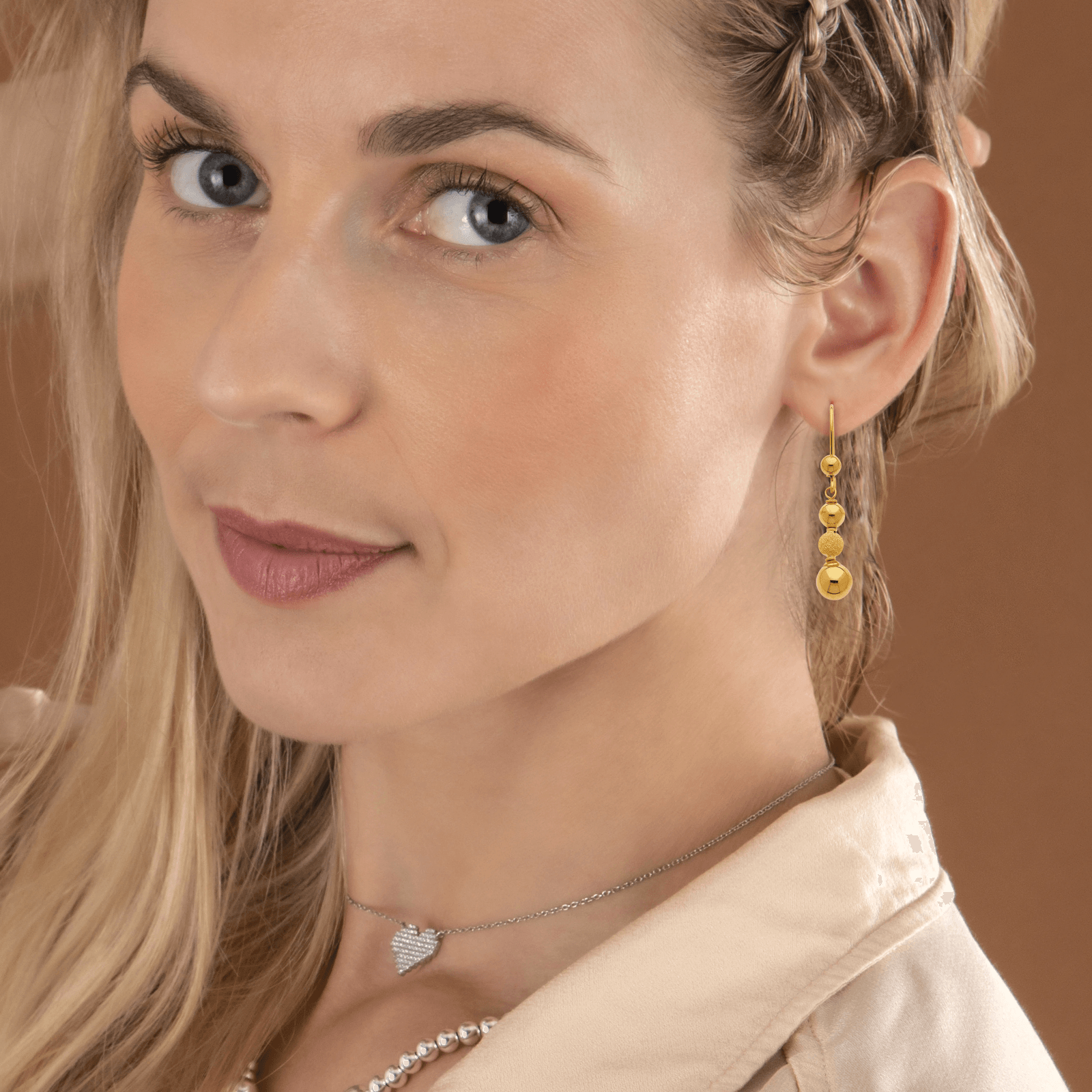 Boucles d'oreilles Or750 pendant grain d'or lisse et sablé.
