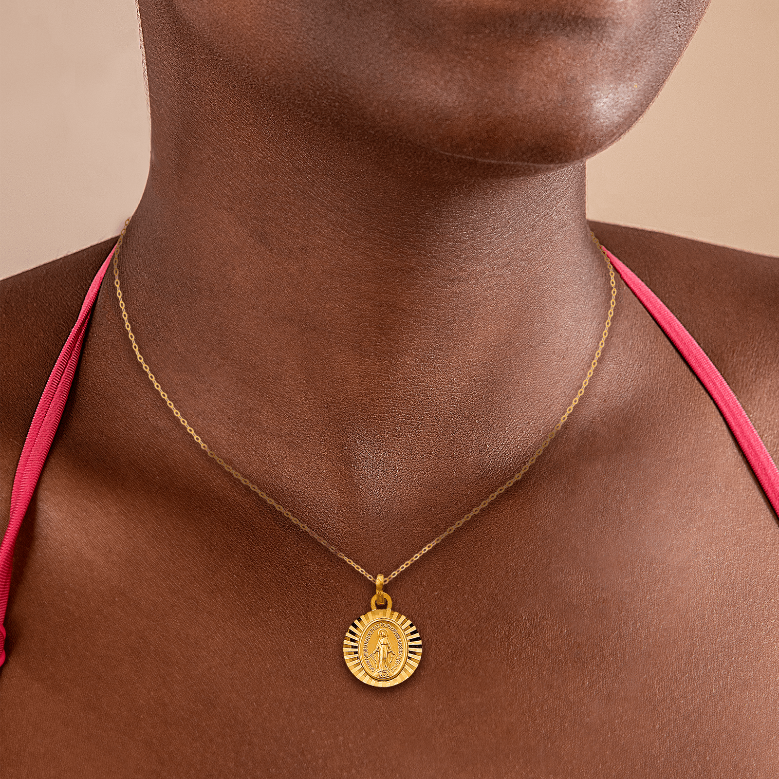 Médaille Or375 Vierge Miraculeuse Diamantée avec bélière