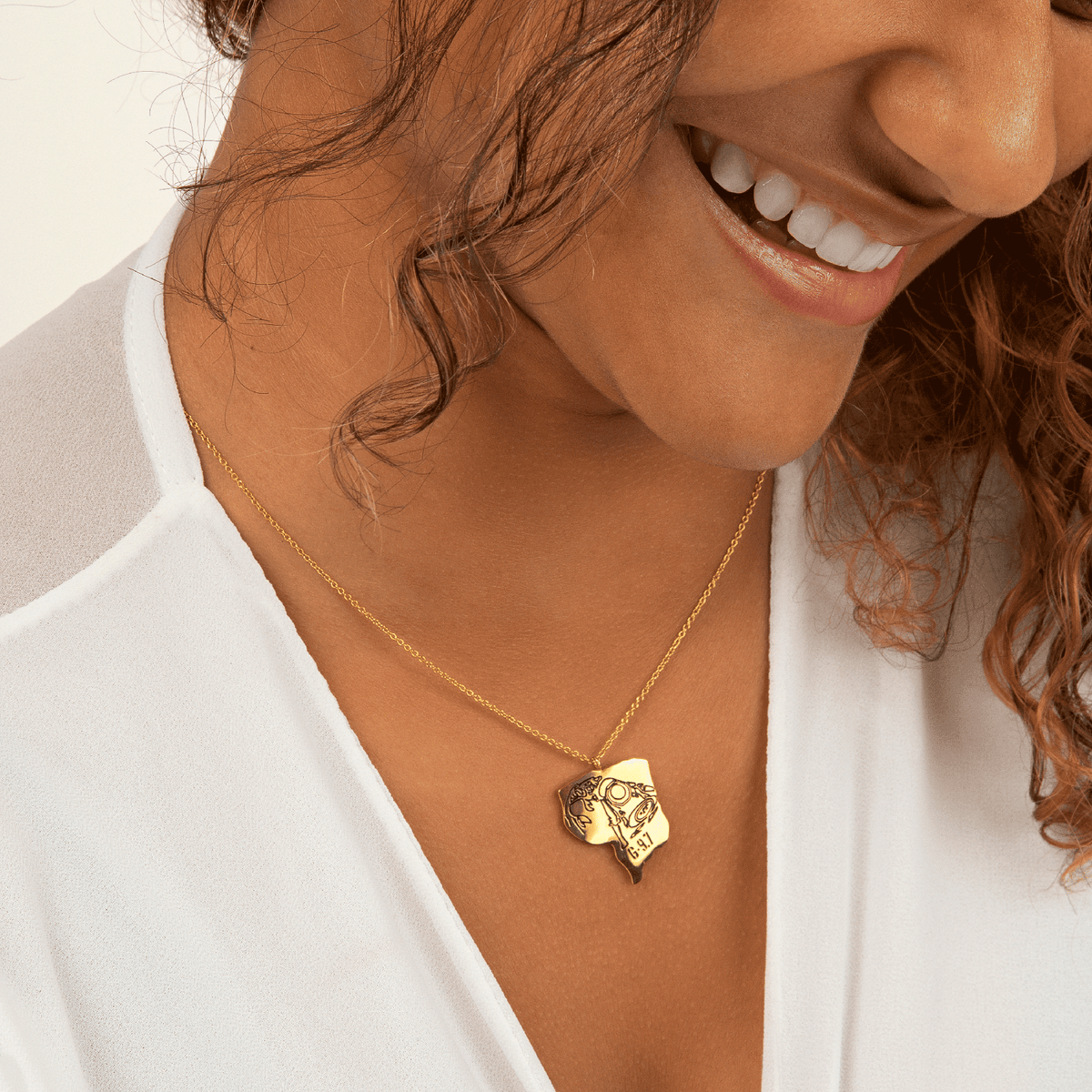 Collier Acier Jaune Carte Guyane Orpailleur 20*26.5mm 45 à 50cm