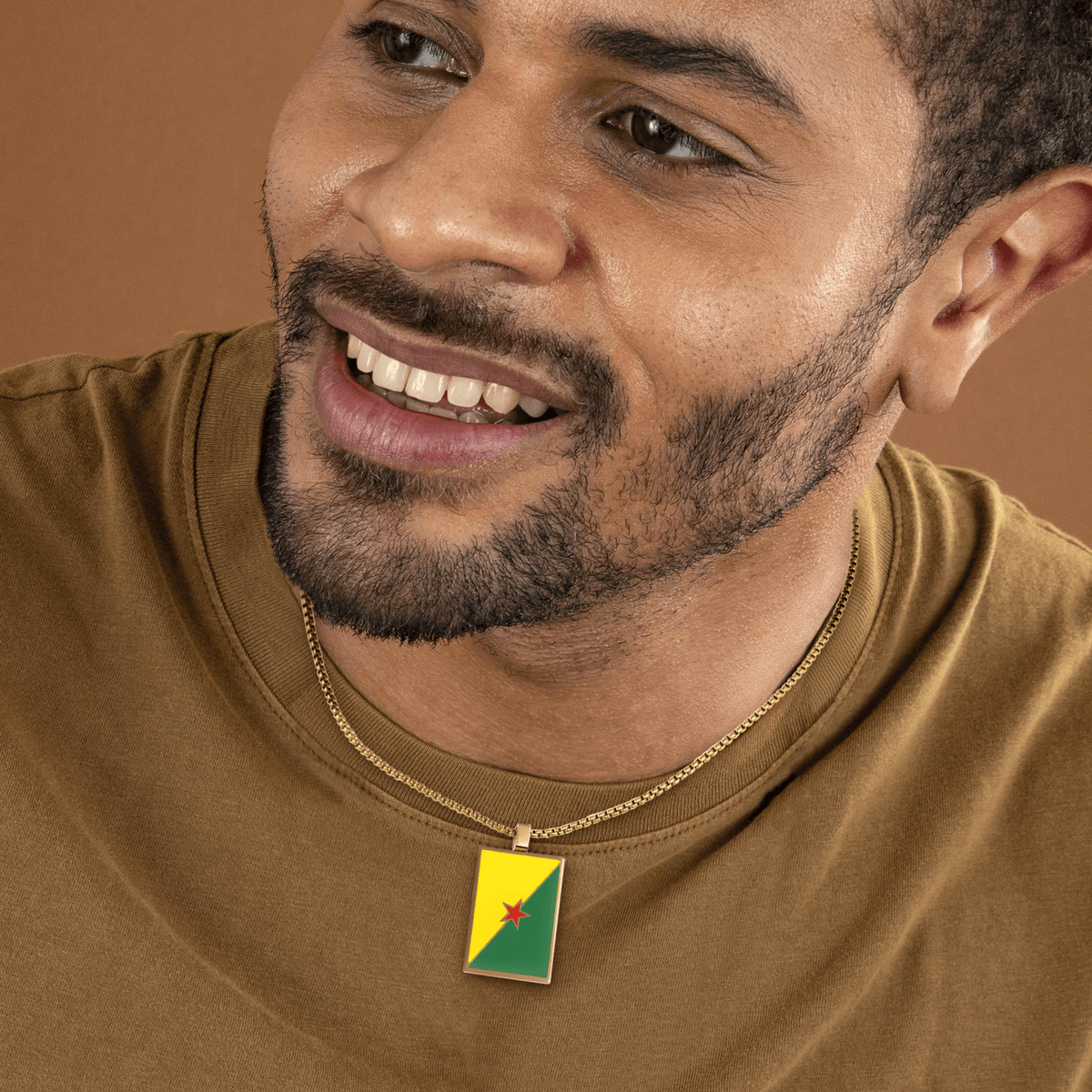 Collier AcierJaune Drapeau Guyane 21*37mm Avec Bélière Multicolore Chaîne 2mm 50 A 55cm