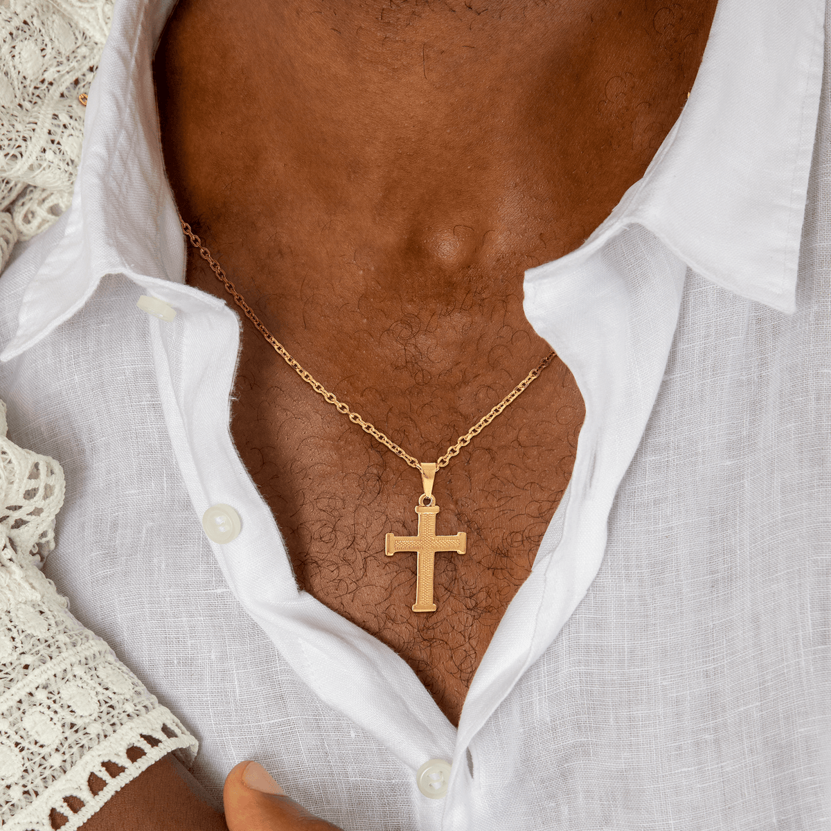 Collier Acier Jaune Croix 26*45mm Chaîne Forçat 3mm 50 à 55cm