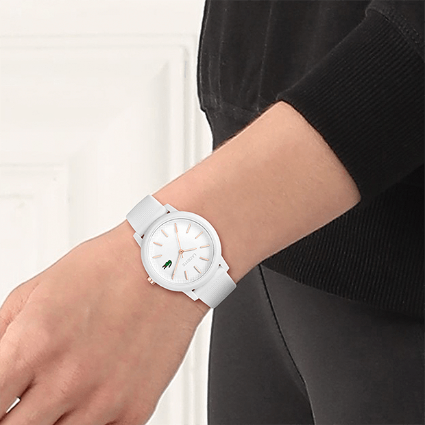 montre lacoste mouvement quartz boîtier tr90 blanc rond cadran blanc bracelet silicone