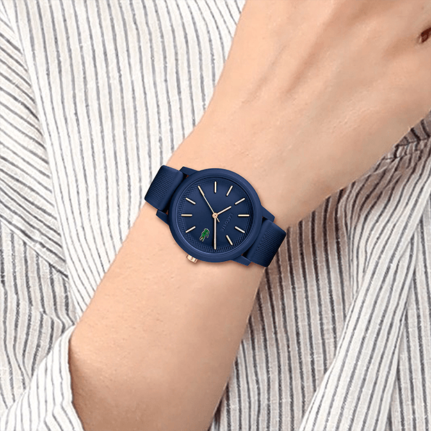 montre lacoste mouvement quartz boitier tr90 bleu rond cadran bleu bracelet silicone