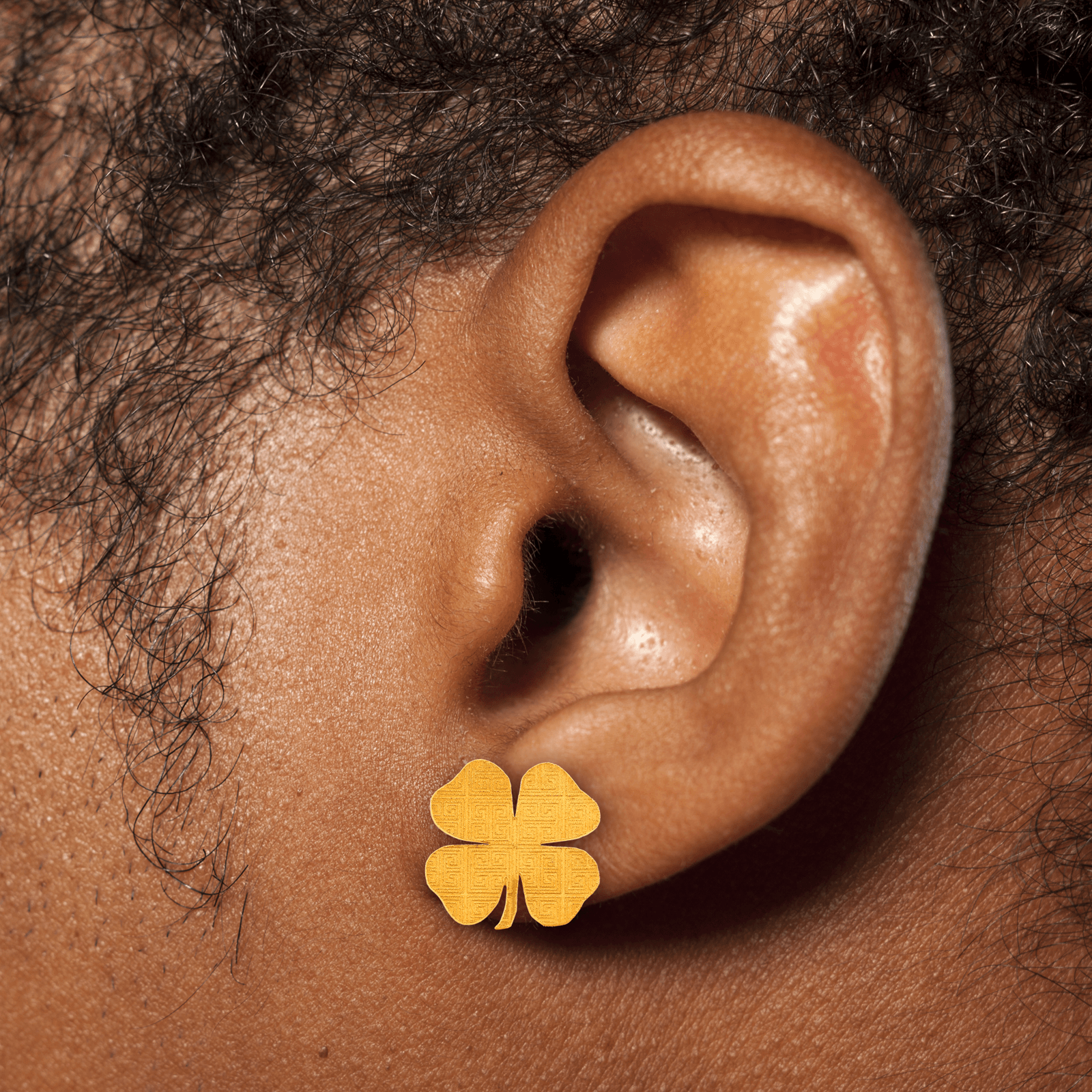Boucles d’oreilles puces trèfle 2 × 2 cm en plaqué or, élégantes et lumineuses. Symbole de chance, elles apportent une touche raffinée et intemporelle à toutes les tenues.