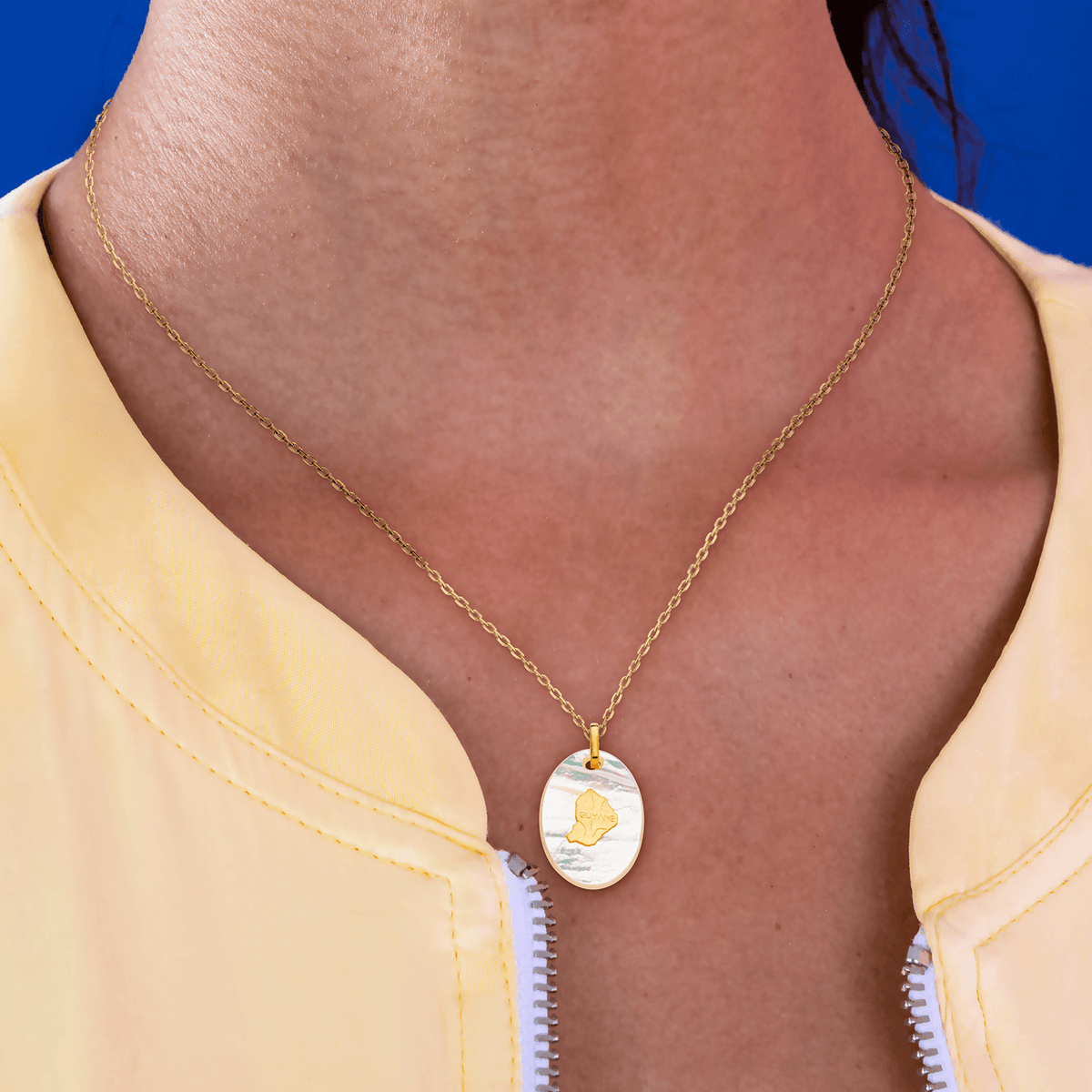 Pendentif Or 750 Nacre Carte Guyane Ovale14*22mm Avec Bélière