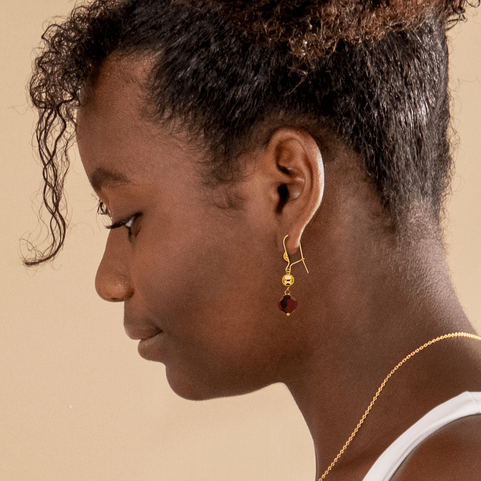 Boucles d'oreilles or 375 avec cristal grenat et grain d'or.